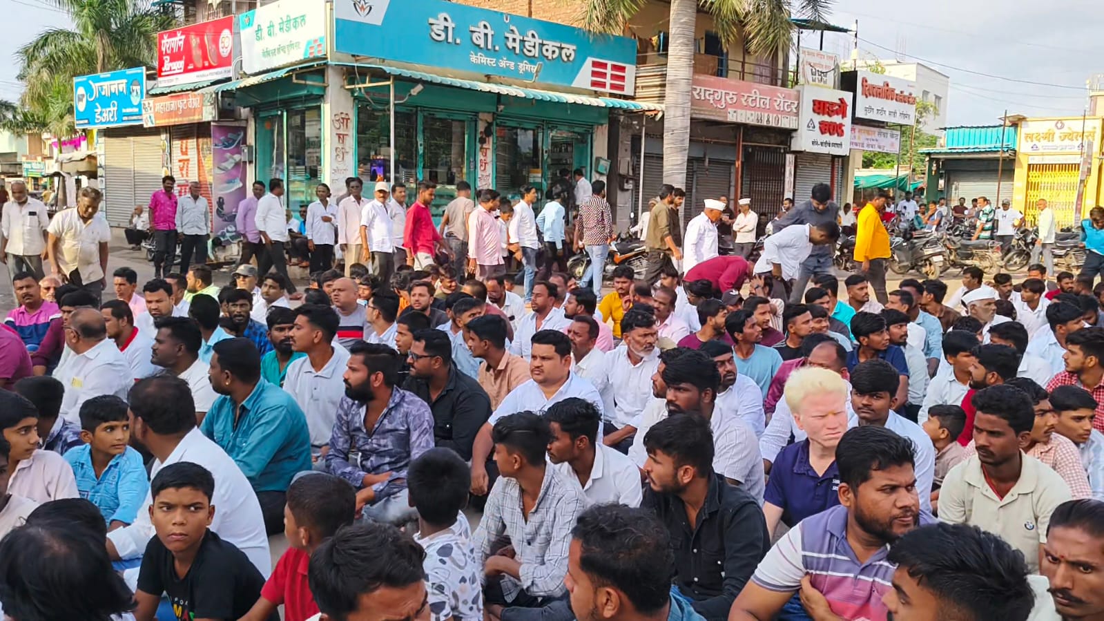यवत गावात जमावबंदी लागू तीन दिवसा पासून गाव बंद ठिक ठिकाणी पोलीस बंदोबस्त 
